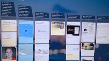 Das Foto zeigt einen Computerbildschirm mit dem Programm "Padlet" offen. Links oben steht die Überschrift "Perspektiven auf eine zeitgemäße" Bildung". Der Bildschirm ist in 7 Spalten unterteilt, jede Spalte hat eine Überschrift, darunter sind in Rechtecken Beiträge zu sehen. Im Hintergrund des Padlets ist ein verschwommenes Bild in Blautönen zu sehen.