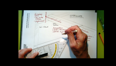 Screenshot Video, eine Hand mit Stift und Geodreieck zeichnet
