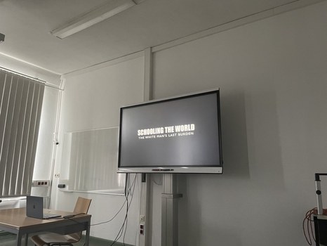 Foto eines Bildschirms in einem Seminarraum