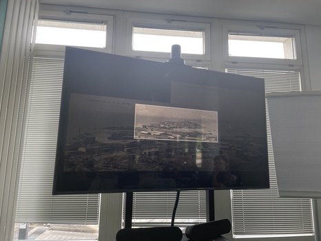Foto eines Bildschirms in einer Ausstellung