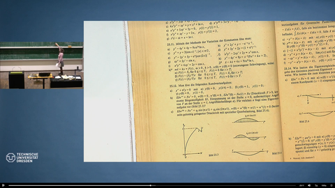 Screenshot aus dem aufgezeichnetenLehrveranstaltungsvideo, auf dem die Dozentin, sowie das Lehrbuch mit den nächsten Rechenaufgaben abgebildet sind.