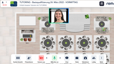 Screenshot: Videokonferenzraum Remo, Grafik mit Draufsicht auf einen Raum mit vielen Tischen und Stühlen drumherum