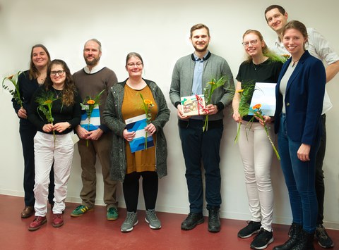 Preisträger:innen des Wettbewerbs E-Learning-Schmuckstück 2023 mit Urkunden und Blumen