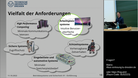 Screenshot einer Online-Vorlesung. Im linken Teil ist eine Folie mit TUD-Logo. Die Überschrift lautet „Vielfalt der Anforderungen“. Rechts sieht man das Videostandbildes einer Person vor einer Tafel.