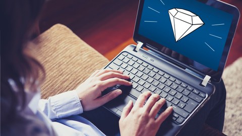 Das Foto zeigt eine Person mit einem Laptop auf dem Schoß. Darauf sieht man einen weißen Diamanten auf blauen Hintergrund.