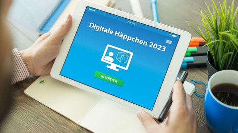 Foto eines Tablets, auf dessen Bildschirm steht "Digitale Häppchen"