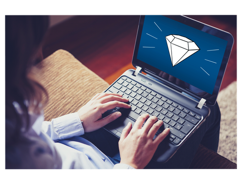 Frau mit Laptop auf dem Schoß, auf dem Display das Schmuckstück-Logo - ein Diamant