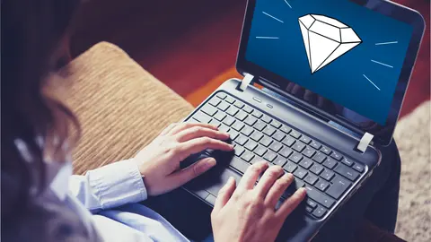 Frau mit Laptop auf dem Schoß, auf dem Display das Schmuckstück-Logo - ein Diamant