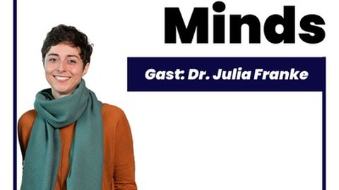 Weiße Quadratfläche auf der links ein Foto von Julia Franke abgebildet ist, die frontal in die Kamera lächelt. Auf der rechten Seite der Quadratfläche steht sehr groß geschrieben "Education Minds". Darunter deutlich kleiner "Gast: Dr. Julia Franke"