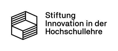 Schwarzweißes Logo der Stiftung Innovation in der Hochschullehre. Ein schwarzer Quader, rechts gefolgt vom Namen der Stiftung.