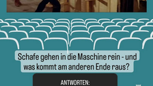 Filmausschnitt auf petrolfarbenden Hintergrund. Ein Mann steht vor einer hölzernen Maschine mit mehreren Rädern und dreht eines davon. Im Hintergrund liegt Stroh. Unter dem Bild steht: "Schafe gehen in die Maschine rein - und was kommt am anderen Ende heraus?"