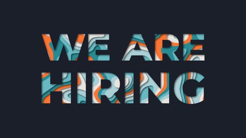 Bunte, stilisierte Buchstaben auf dunklem Hintergrund mit der Aufschrift „WE ARE HIRING“. Die Buchstaben sind mit abstrakten Wellenmustern in Türkis, Orange und Weiß gefüllt.