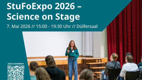 Eine Studentin präsentiert auf einer Bühne vor sitzendem Publikum. Veranstaltung am 7. Mai 2026 von 15:00–19:30 Uhr im Dülfersaal. Links ein QR-Code mit Hinweis zur Anmeldung.