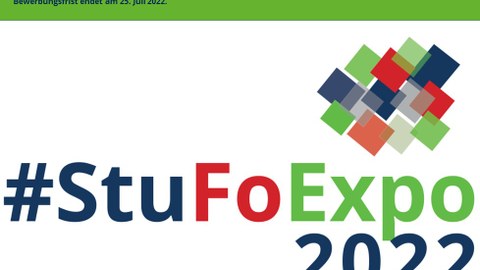 Logo der StuFoExpo 2021: Schriftzug "#StuFoExpo 2022" darüber ein Ensemble aus überlappenden schrägen Rechtecken in den Farben grün, rot und blau, oben ein grüner Rand mit dem Schriftzug "Letzte Change zur Bewerbung Bewerbungsfrist endet am 25. Juli 2022