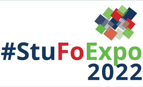 Logo der StuFoExpo 2021: Schriftzug "#StuFoExpo 2022" darüber ein Ensemble aus überlappenden schrägen Rechtecken in den Farben grün, rot und blau