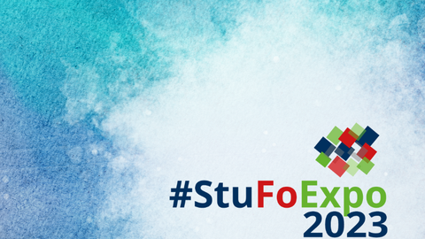 StuFoExpo 2023 Schriftzug mit Logo vor blau-türkisenem Hintergrund