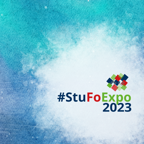 StuFoExpo 2023 Schriftzug mit Logo vor blau-türkisenem Hintergrund