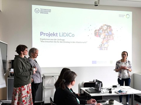 Das Projektteam bei der Präsentation der Umfrageergebnisse am Zentrum für interdisziplinäres Lernen und Lehren der TU Dresden.