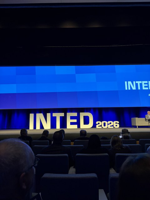 Blick auf eine Bühne mit einem großen Schriftzug "INTED 2026"