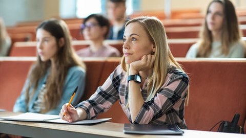 Studierende sitzen in einem Hörsaal