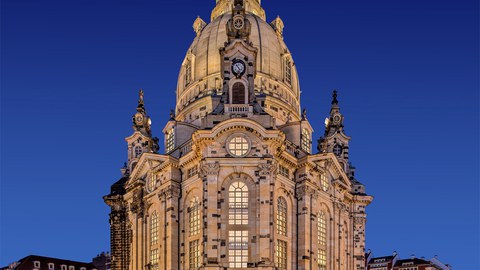 Das Bild zeigt die Frauenkirche Dresden bei Nacht.