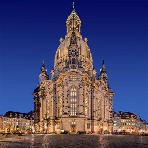 Das Bild zeigt die Frauenkirche Dresden bei Nacht.