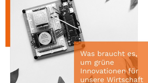 Das Bild zeigt eine Festplatte auf schwarz-weißem Hintergrund und einen orangenen Kasten mit der Aufschrift "Was braucht es, um grüne Innovationen für unsere Wirtschaft voranzubringen?"