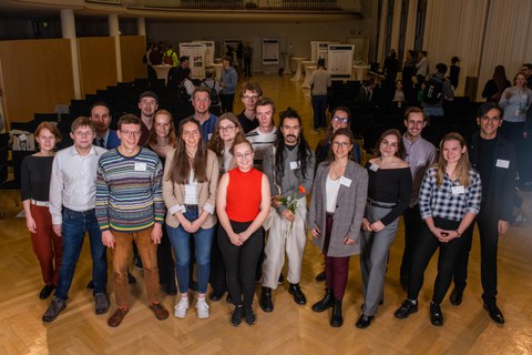 Die teilnehmenden Studierenden stehen nach der Veranstaltung zusammen für ein Gruppenfoto