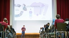 Aaron Anslemi präsentiert den Science Slam mit einer Präsentation