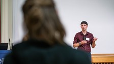 Aaron Anselmi präsentiert den Science Slam