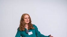 Annalena Rodenberg präsentiert ihren Science Slam.