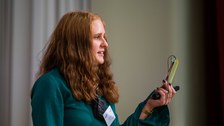 Annelena Rodenberg zeigt ein Objekt bei der Präsentation ihres Science Slams