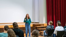 Annalena Rodenberg präsentiert ihren Science Slam.