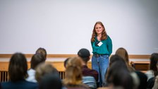 Annalena Rodenberg präsentiert ihren Science Slam.
