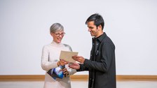 Bhavay Arora wird eine Urkunde von Henriette Greulich überreicht