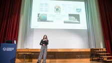 Carmen Helbig präsentiert ihren Pitch.