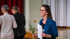 Charlotte Rathjen mit Blume und Urkunde
