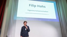 Filip Hahs präsentiert seinen Pitch.