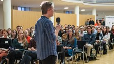Jan-Nick Munique präsentiert seinen Pitch.