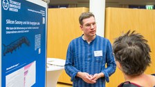 Jan-Nick Munique im Gespräch bei der Postersession.