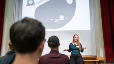 Jana Skrobanek präsentiert ihren Science Slam.