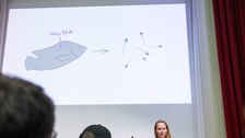 Jana Skrobanek präsentiert ihren Science Slam.