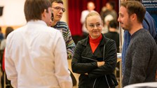 Laura Oberender im Gespräch bei der Postersession.