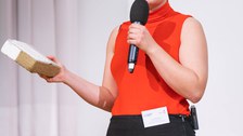 Laura Oberender präsentiert ihren Pitch und zeigt ein Stück Wand.
