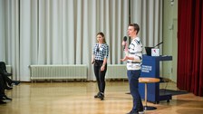 Lia Söder und David Kurz präsentieren ihren Science Slam