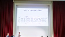 Lia Söder und David Kurz zeigen dem Publikum ihre Präsentation.