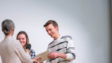 David Kurz und Lia Söder werden ihre Urkunden überreicht