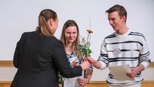 Lia Söder und David Kurz werden Blumen überreicht
