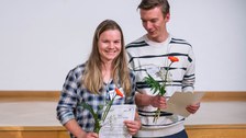 Lia Söder und David Kurz mit ihren Ukrunden und Blumen.