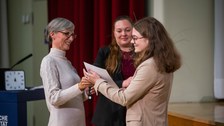 Lucie Brunner wird eine Urkunde von Henriette Greulich überreicht.